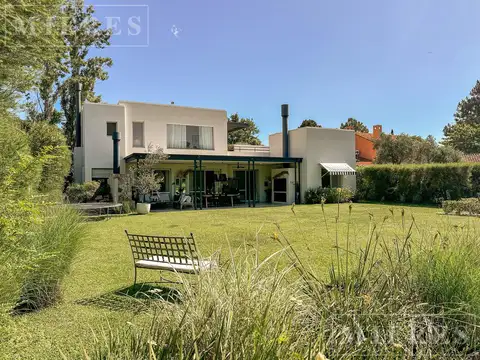 Casa en Venta  en Barrio  Santa Maria, sobre lote interno de 1167m2