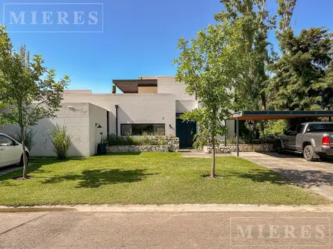 Casa en Venta  en Barrio  Santa Maria, sobre lote interno de 1167m2