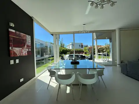 Casa en Venta con 4 cocheras