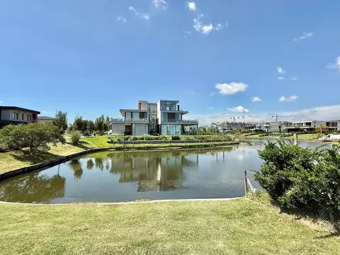 Lote al lago en venta en Virazon Nordelta