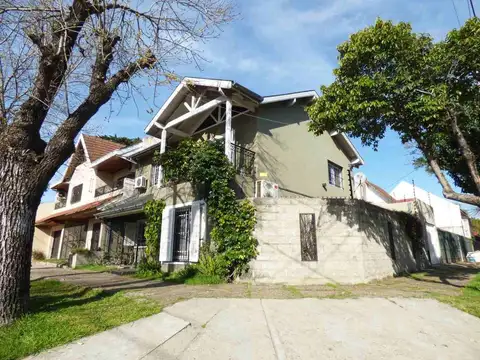 Casa 6 ambientes con 2 baños