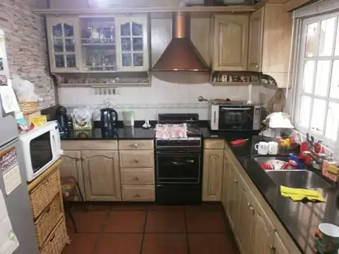 Casa 4 ambientes con 2 baños