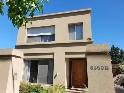 Casa en Venta con 2 cocheras