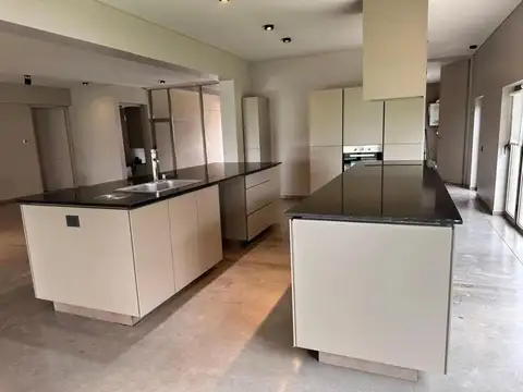 Casa en Alquiler con 2 cocheras