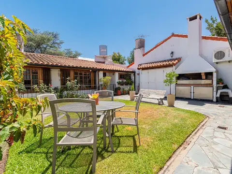 CASA 4 AMBIENTES VENTA MARTINEZ SAN ISIDRO JARDIN CON PARRILLA Y QUINCHO