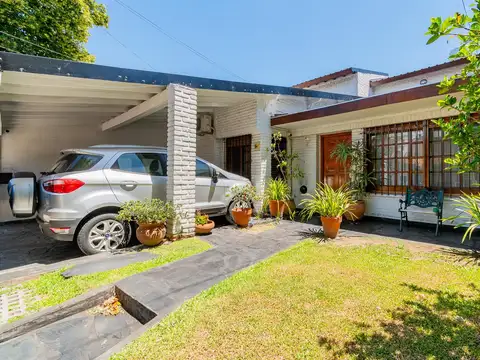 Casa 4 ambientes con 2 baños