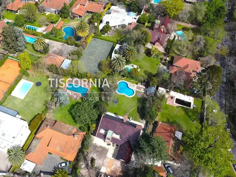 Casa 10 ambientes con 4 baños