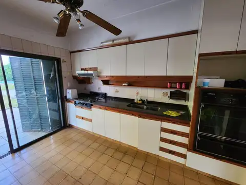 Chalet 6 Amb. C/ Parque y Pileta 250 m² Cub. Lote 698 m² - ALQUILER solo USO COMERCIAL- Ramos Mejia