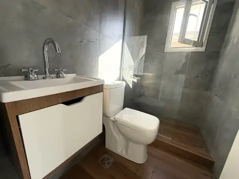 Casa en Alquiler con 2 cocheras