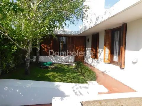 Casa en Venta con 3 cocheras