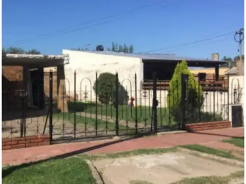 Casa en barrio Celedonio Escalada