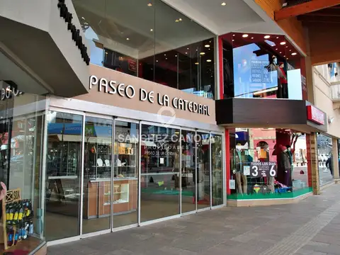 Local de doble vidriera ubicado en el pulmón comercial de mayor prestigio y circulación turística de la ciudad