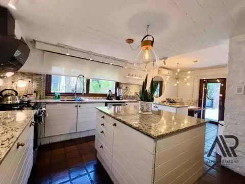 Casa en Venta con 2 cocheras