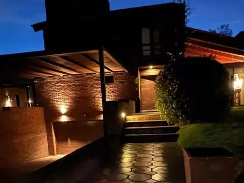 Casa en venta de 4 dormitorios c/ cochera en La Tahona