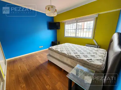 Casa en  alquiler. 4 dormitorios. La Perla. Totalmente  amoblado. garage doble. Patio