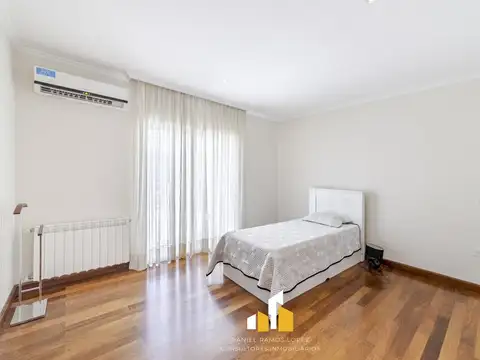 Casa en Alquiler con 2 cocheras