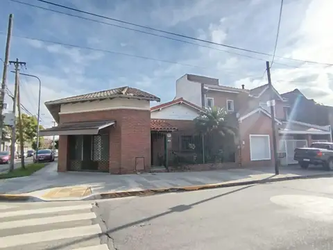 Casa con local en esquina, en venta en Olivos