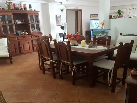 BOULEVARD 83 E/ 34 Y 35: CASA EN VENTA DE 4 DORMITORIOS Y COCHERA CUBIERTA 2/3 AUTOS