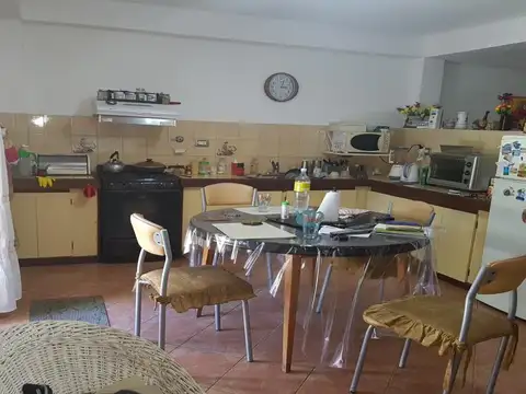 BOULEVARD 83 E/ 34 Y 35: CASA EN VENTA DE 4 DORMITORIOS Y COCHERA CUBIERTA 2/3 AUTOS