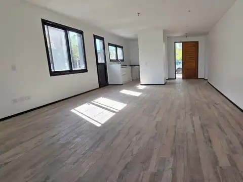 Casa 4 ambientes con 2 baños