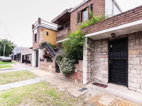 Venta Casa p/ 2 familias c/ patio, coch y terraza