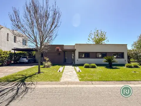 Casa 5 ambientes con 4 baños