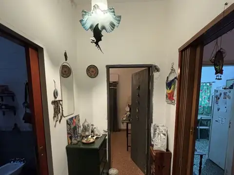 Casa con dpto. independiente, quincho y galpón