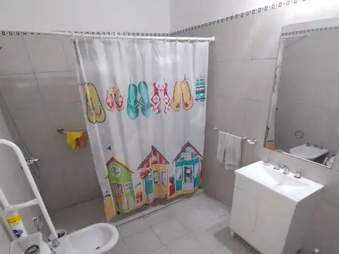 Casa interna única con gran patio y potencial en Barrio Sarmiento