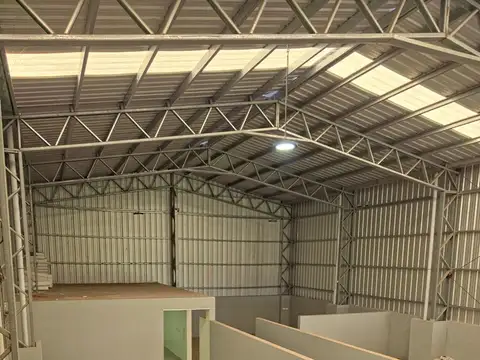 Galpón en alquiler sobre  A012 Roldán a estrenar.  2.739 m2 terreno y 499 m2 cub.