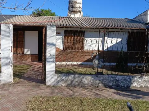 CASA EN VENTA EN BARRIO PANDO, ZONA SUR GOYA
