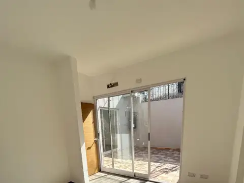 2 ambientes en planta baja con patio
