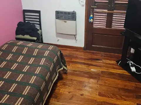 Casa sobre lote propio, 5 ambientes, dependencia de servicios y cochera