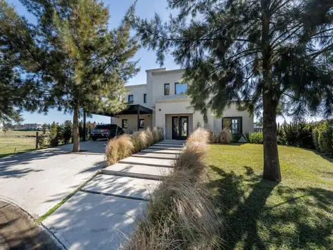 Casa en Venta con 2 cocheras