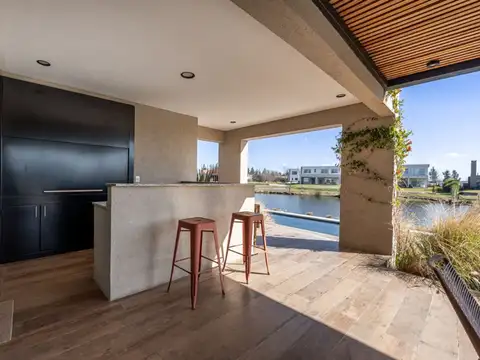 Casa 5 ambientes con 4 baños