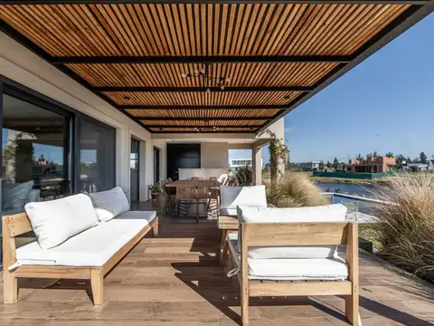 Venta-Casa 5 Amb. Vista a Laguna–El Naudir Escobar