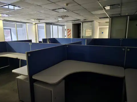 Imponente oficina corporativa de 600 m2 en PB amoblada. Edificio de categoría