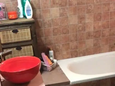 VENTA - CASA DE 5 AMBIENTES TOTALMENTE REFACCIONADA A NUEVO -  VILLA UDAONDO