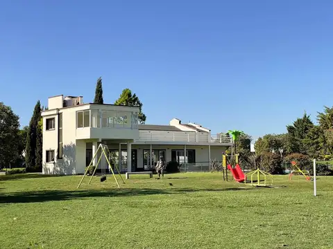 Casa 3 dorm. Campos de Esther ( Bo. Cerrado)