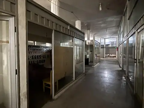 Venta en block, once locales y dos departamentos en galería, Once