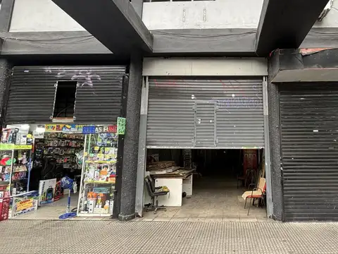 Venta en block, once locales y dos departamentos en galería, Once