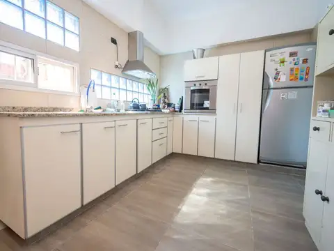 Casa 2 dormitorios cochera patio cerca  J J Paso