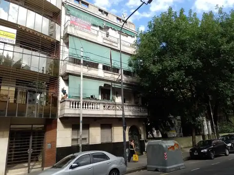 Departamento de 3 ambientes al frente con balcón 