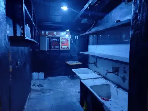 A media cuadra de la plaza de Pila, pegado a la muniipalidad