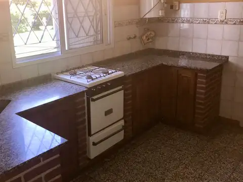 Casa 6 ambientes con 2 baños