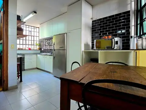 CASA 4 AMB y ESCRITORIO PILETA Y QUINCHO V.URQUIZA