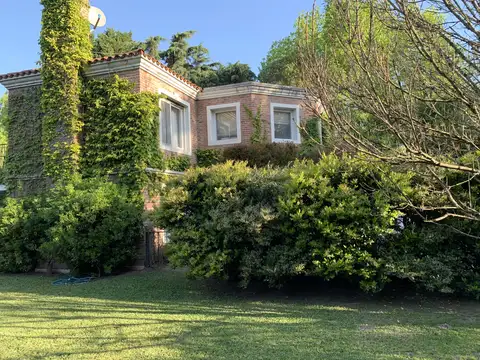 ELEGANTE CASA CON GRAN JARDIN EN EL CORAZON DE CARMEL COUNTRY CLUB