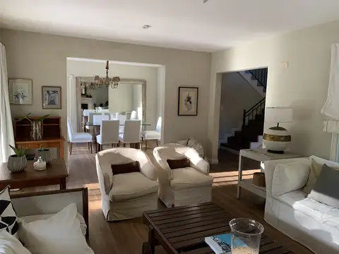 Casa en Venta con 2 cocheras