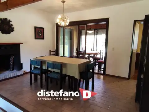 Casa 4 ambientes con 2 baños