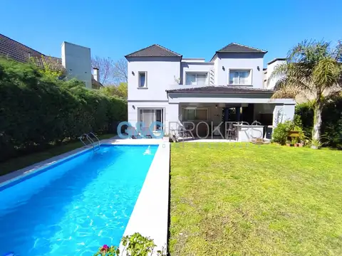 Casa en Venta con 2 cocheras