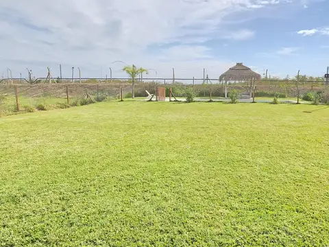 CASA DE 3 DORMITORIOS CON PISCINA, JARDÍN Y PARRILLA EN SAN SEBASTIÁN, LOMA VERDE, ESCOBAR.